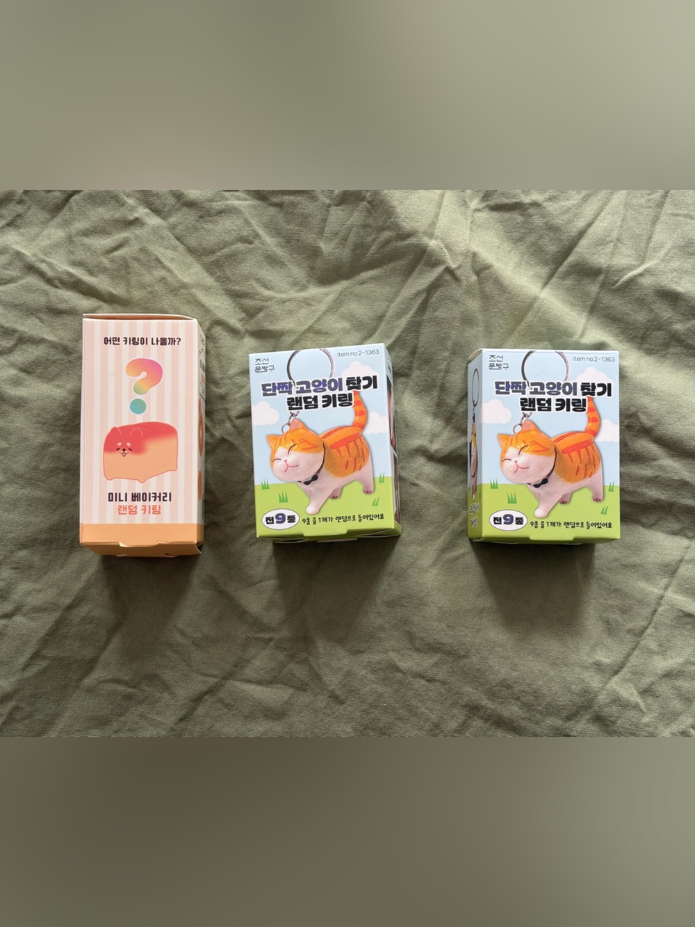 Blind box keychains - cats and bakery items